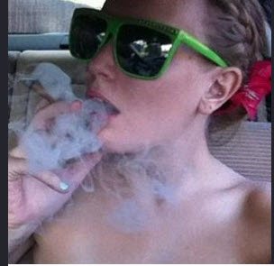 23-Year-Old Math Teacher With No Clothes On Gets Fired After Posting Half-Naked Photos Of Herself On Twitter & Calling Students Jail Bait!